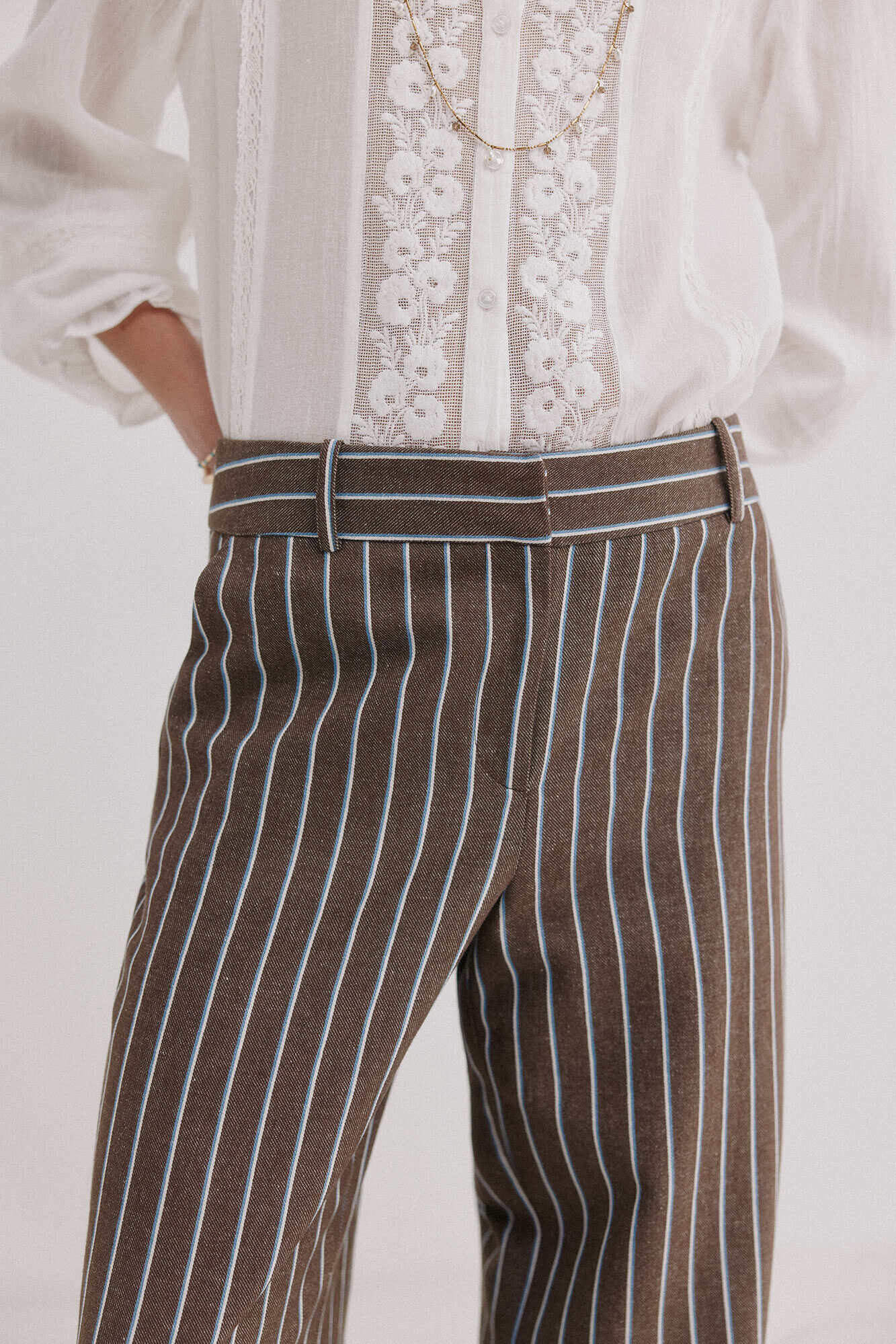 Hoss Intropia P&iacute;a. Cal&ccedil;as &agrave;s riscas Castanho