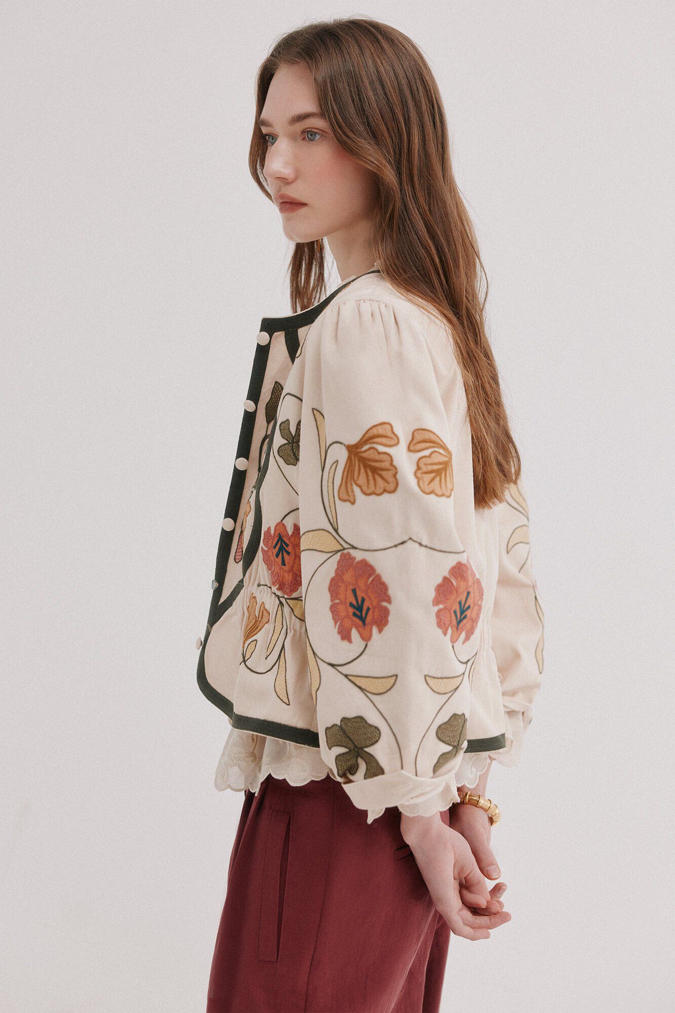 Hoss Intropia Eilana. Chaqueta detalles bordados Marfil