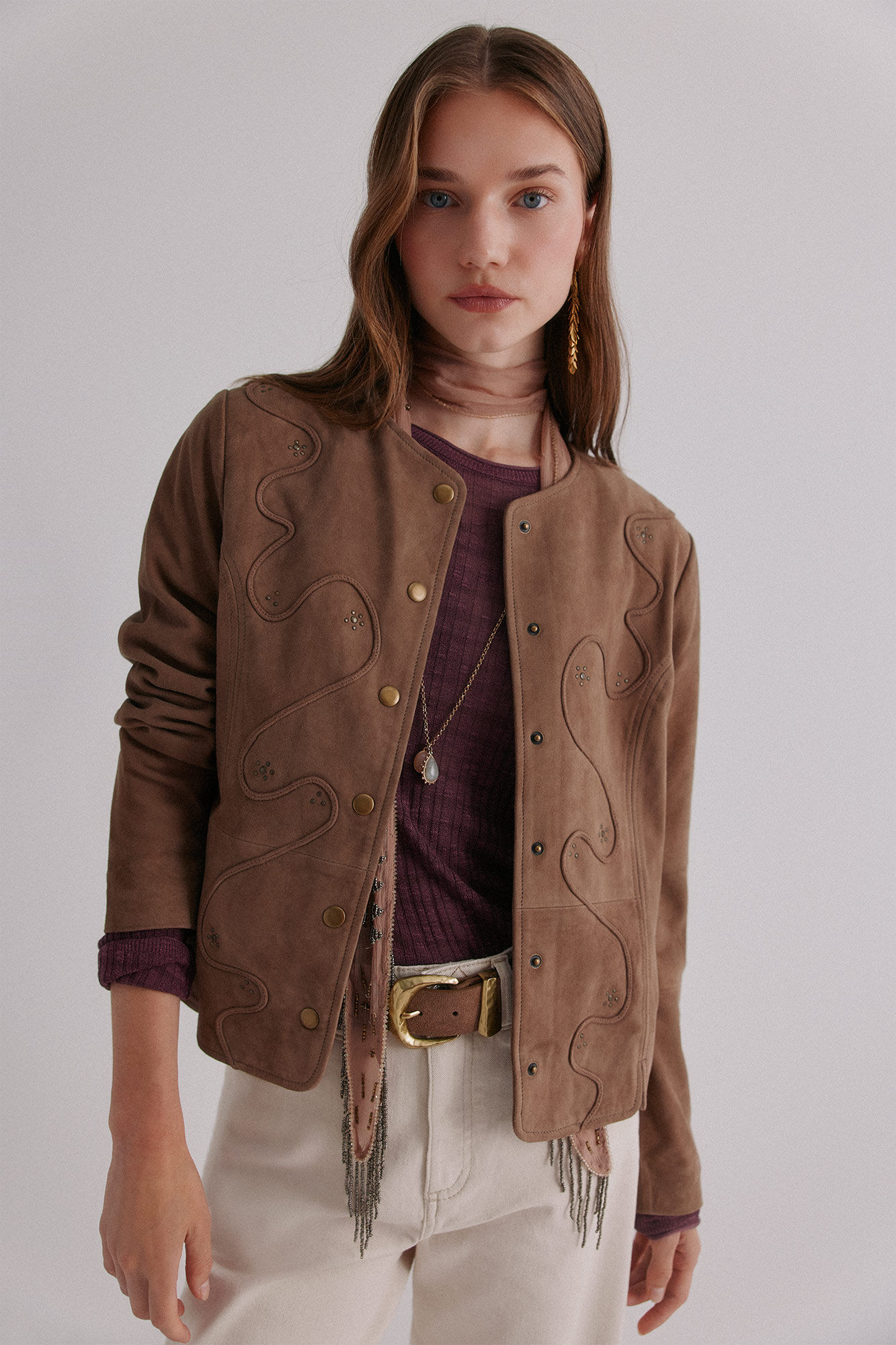 Hoss Intropia Zia. Chaqueta con tachuelas