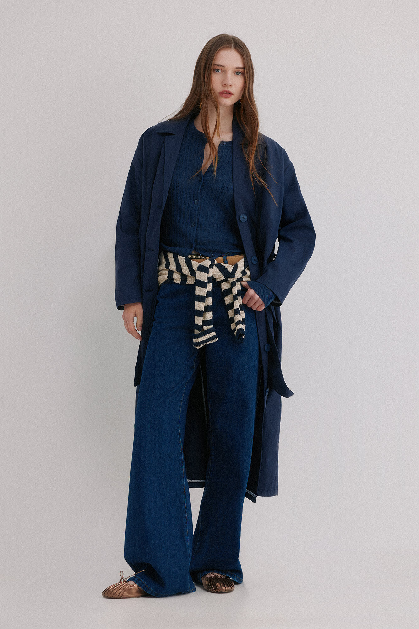 Hoss Intropia Darelle. Gabardina con lazada Azul marino