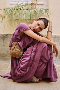 Hoss Intropia Nina. Bolsa de veludo e miçangas