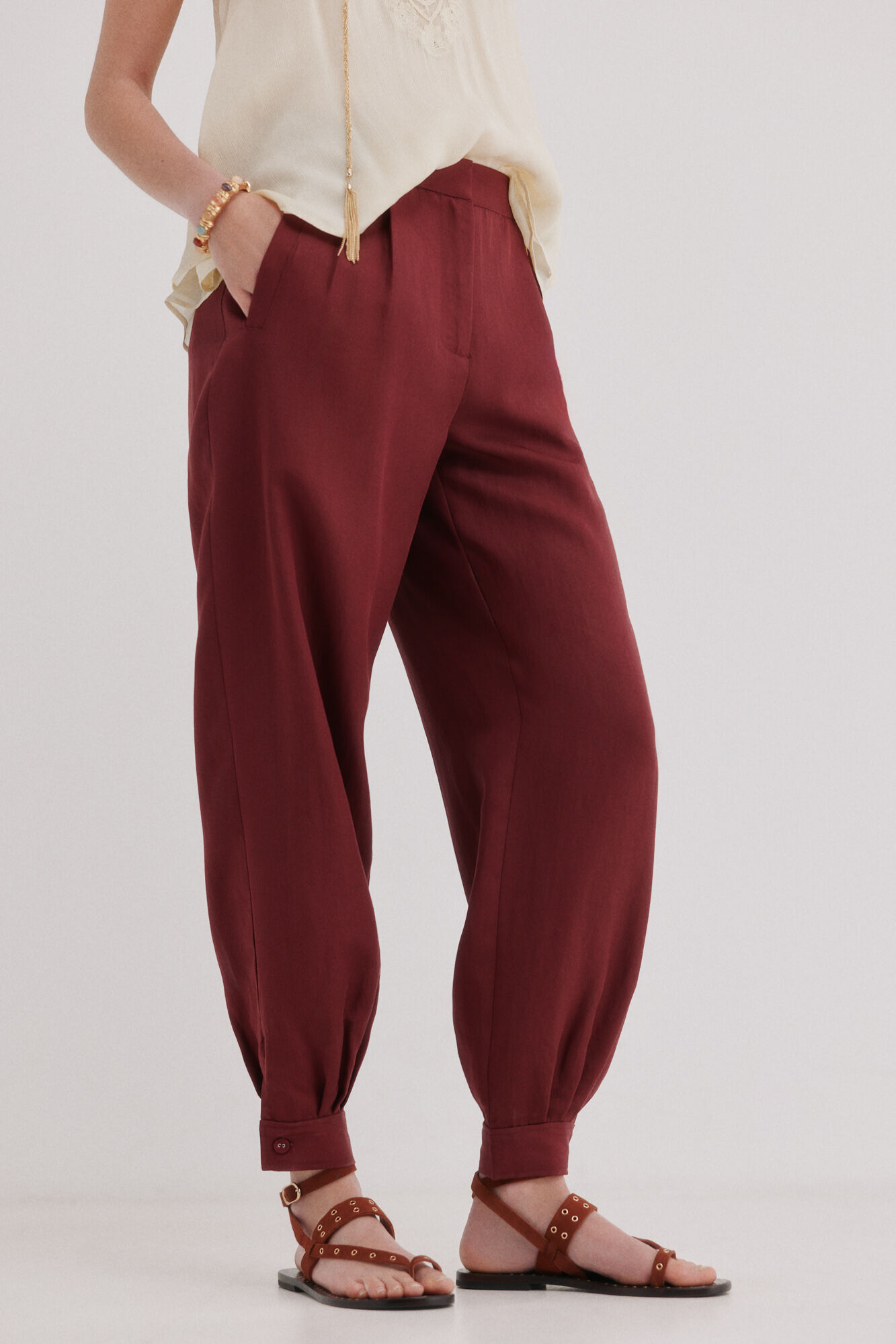 Hoss Intropia Paola. Pantal&oacute;n fit bombacho Vino