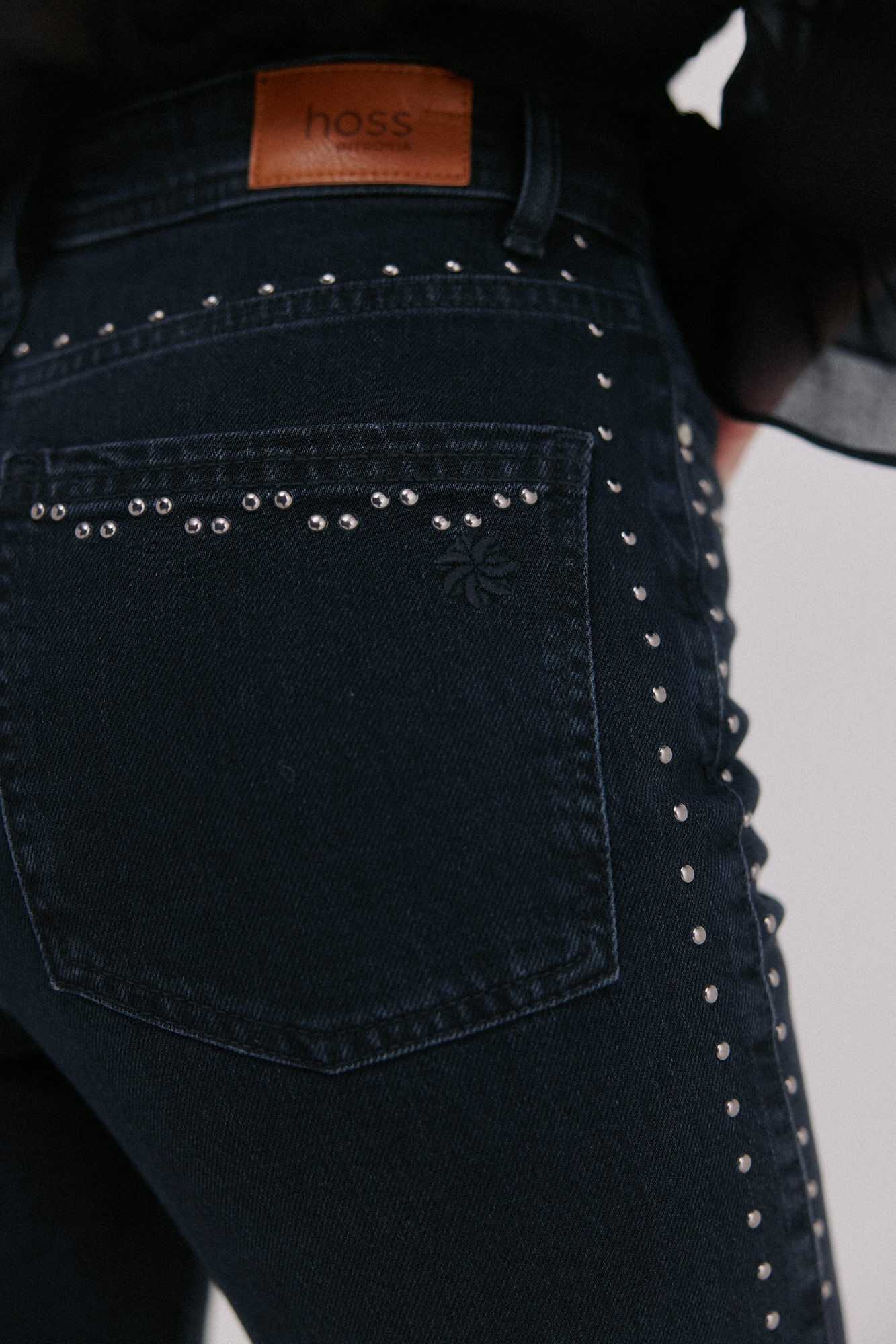 Hoss Intropia Basileia. Cal&ccedil;a jeans com tachas Preto