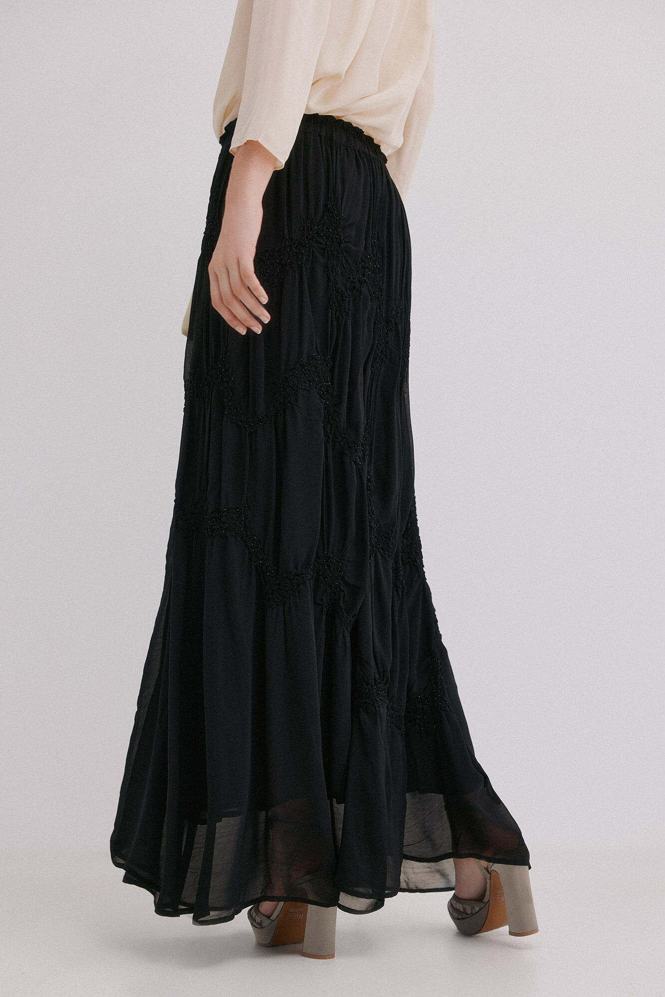 Hoss Intropia Romelia. Saia bordada