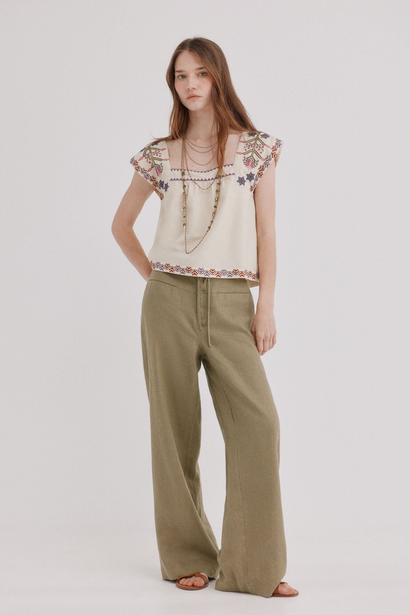 Hoss Intropia Cali. Blusa bordados florales
