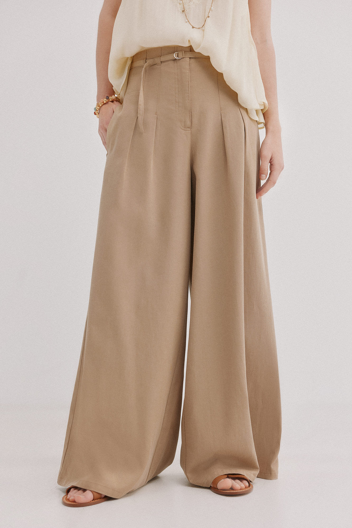 Hoss Intropia Poppy. Fluid pleated trousers Ivory