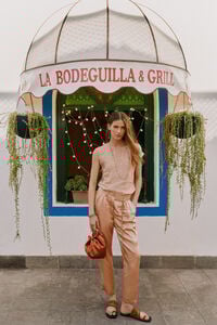 Hoss Intropia Pearl. Pantal&oacute;n flu&iacute;do satinado