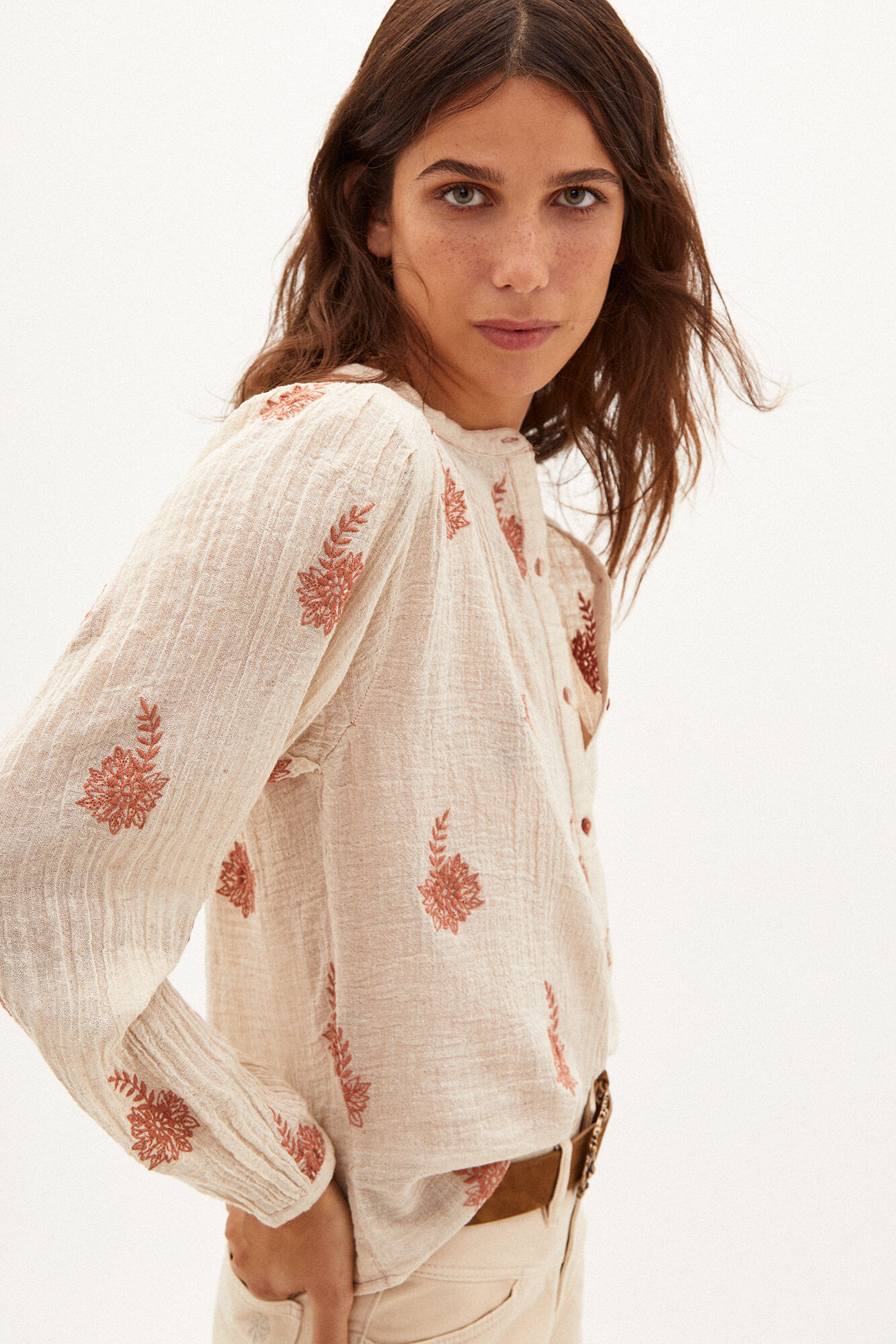 Hoss Intropia Simone. Blusa r&uacute;stica bordada Beige