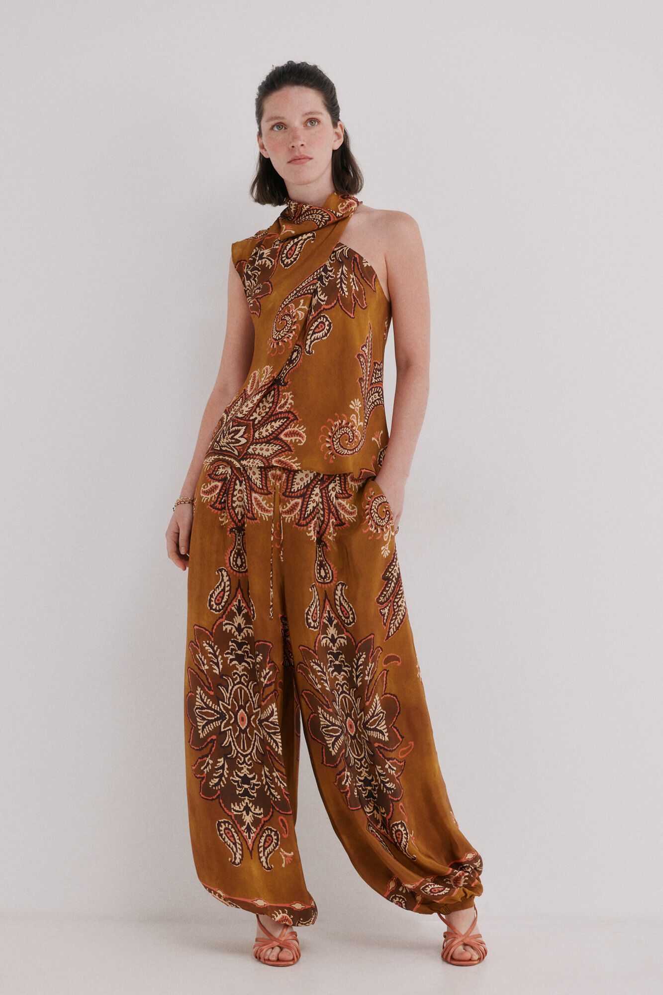 Hoss Intropia Cornelia. Blusa asim&eacute;trica