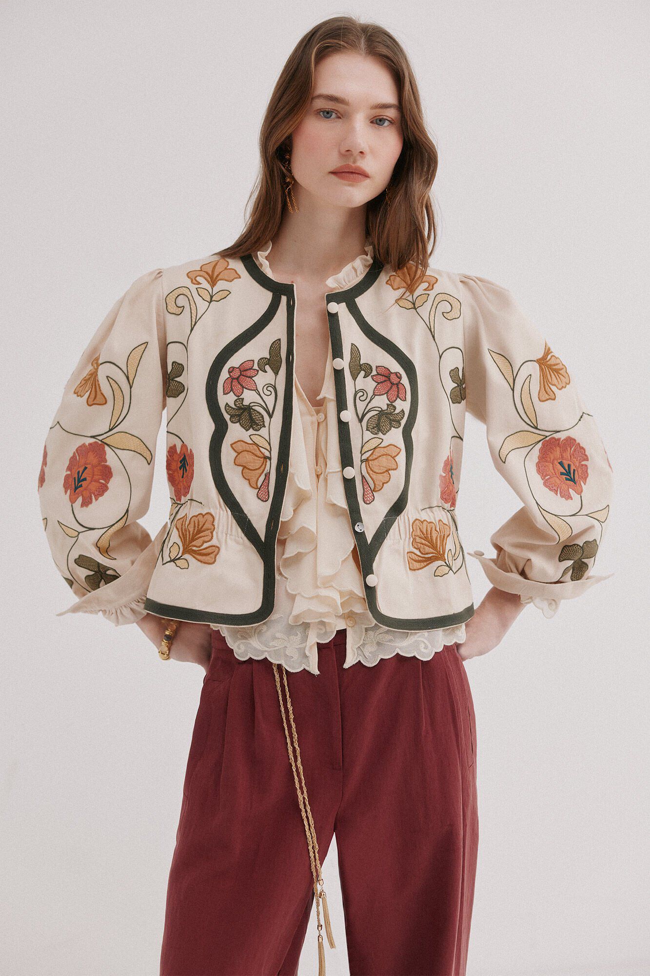 Hoss Intropia Eilana. Chaqueta detalles bordados Marfil