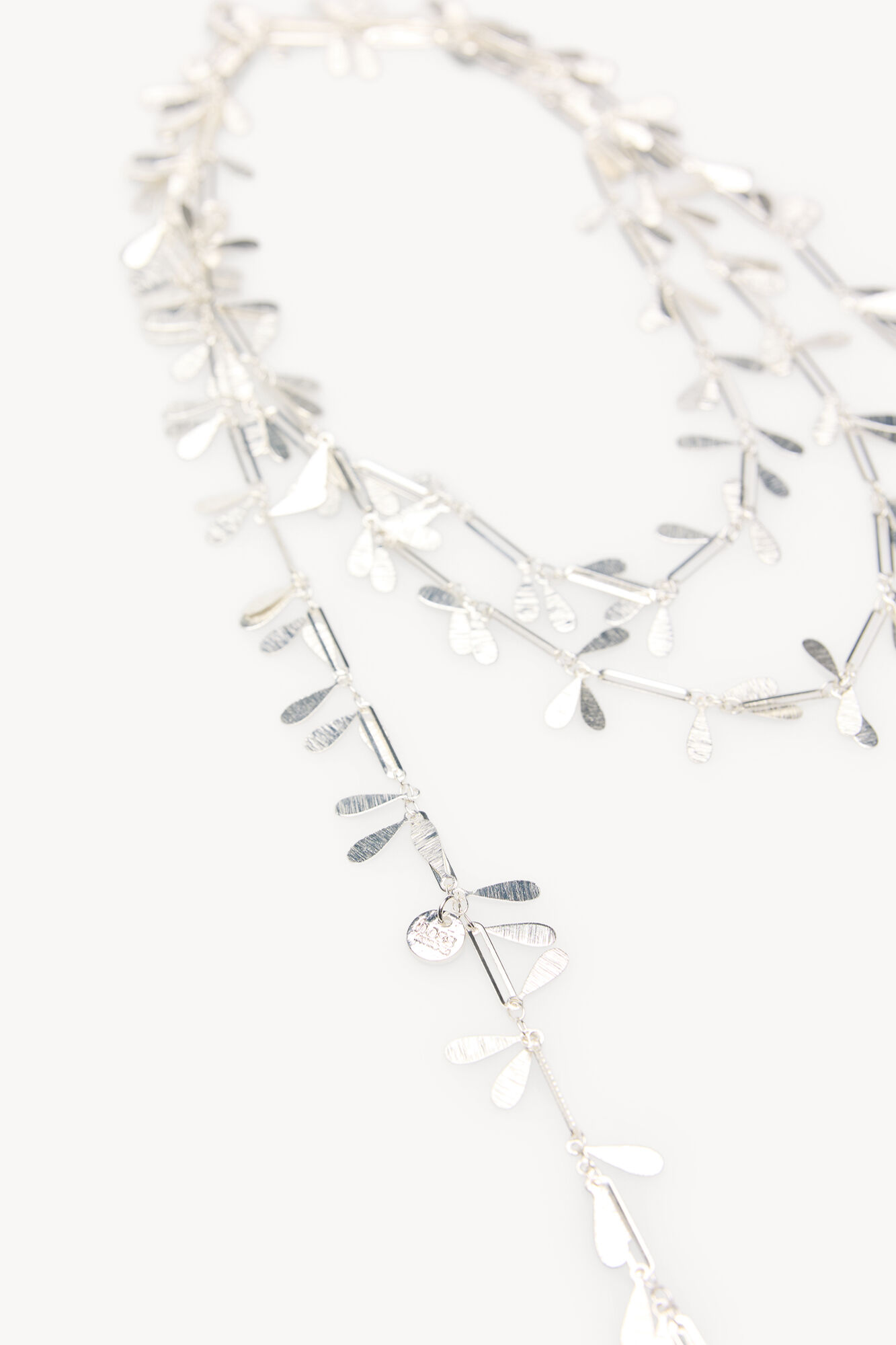 Hoss Intropia Leila. Collar hojas plateadas