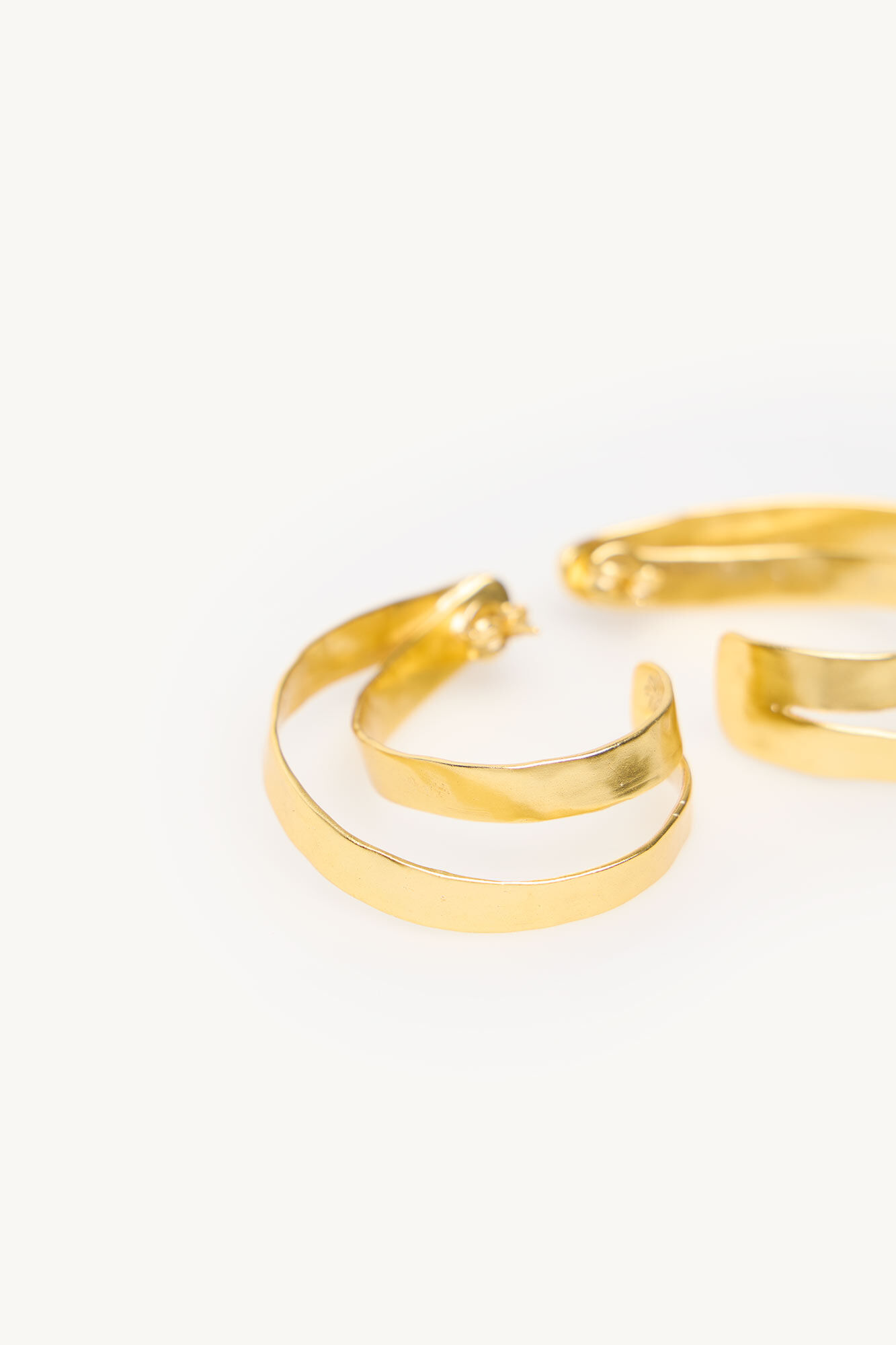 Hoss Intropia Melani. Aros ba&ntilde;ados en oro