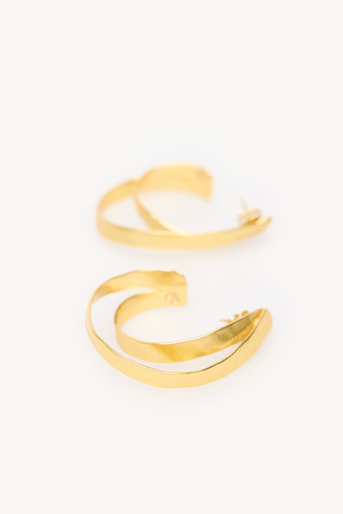 Hoss Intropia Melani. Aros ba&ntilde;ados en oro