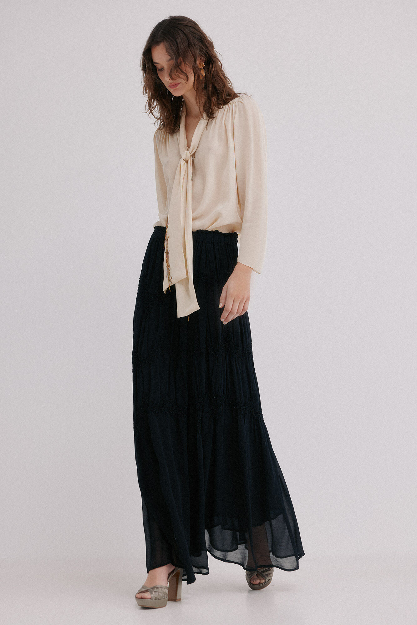 Hoss Intropia Romelia. Saia bordada