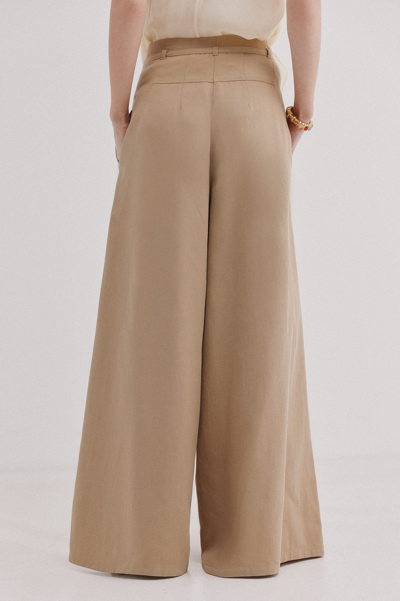 Hoss Intropia Poppy. Fluid pleated trousers Ivory