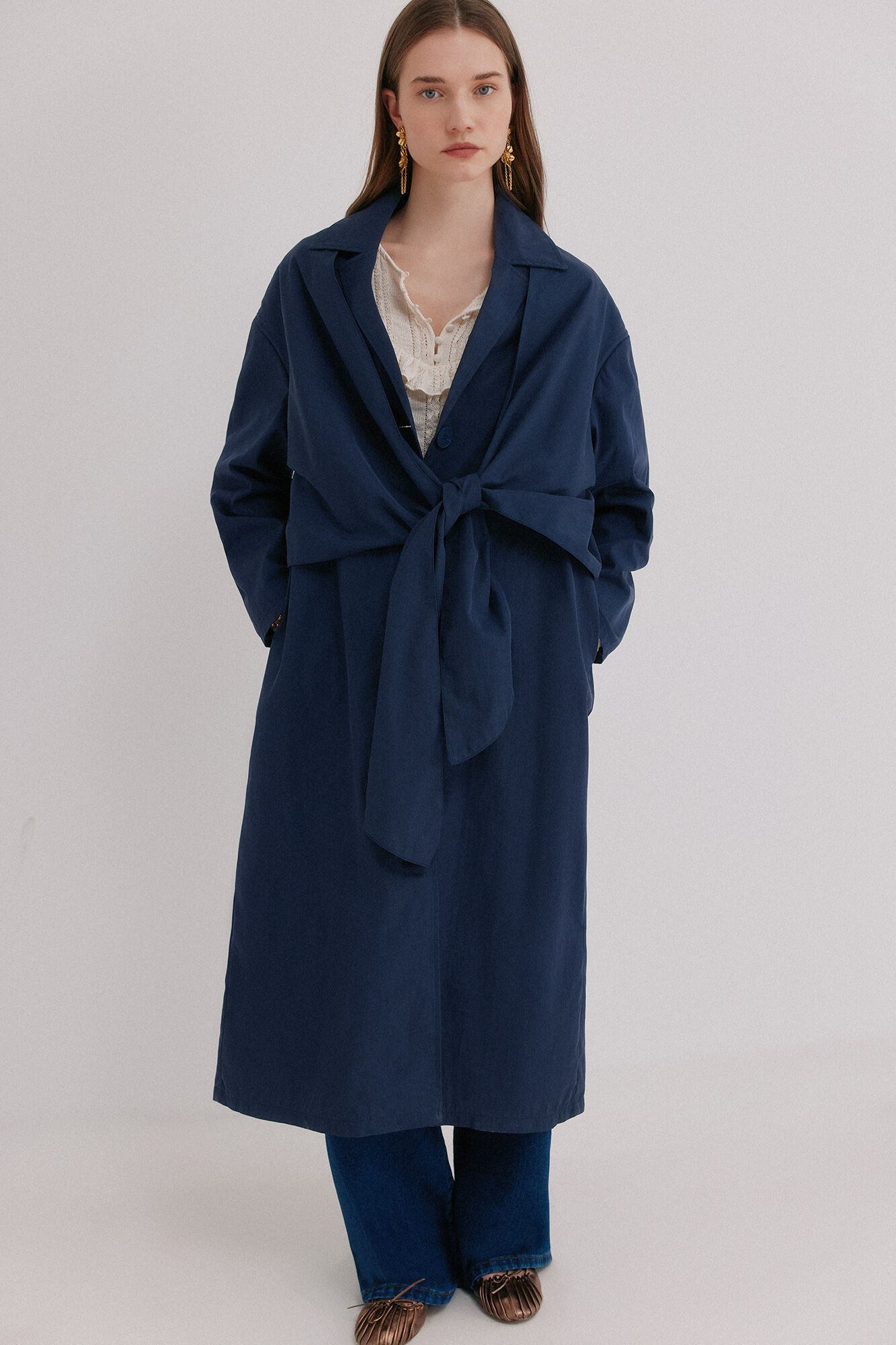 Hoss Intropia Darelle. Gabardina con lazada Azul marino