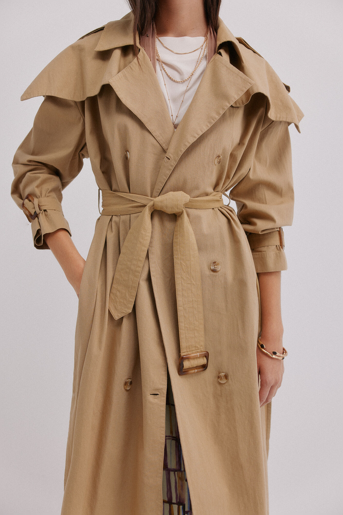 Hoss Intropia Dani&egrave;le. Gabardina bordada Marfil