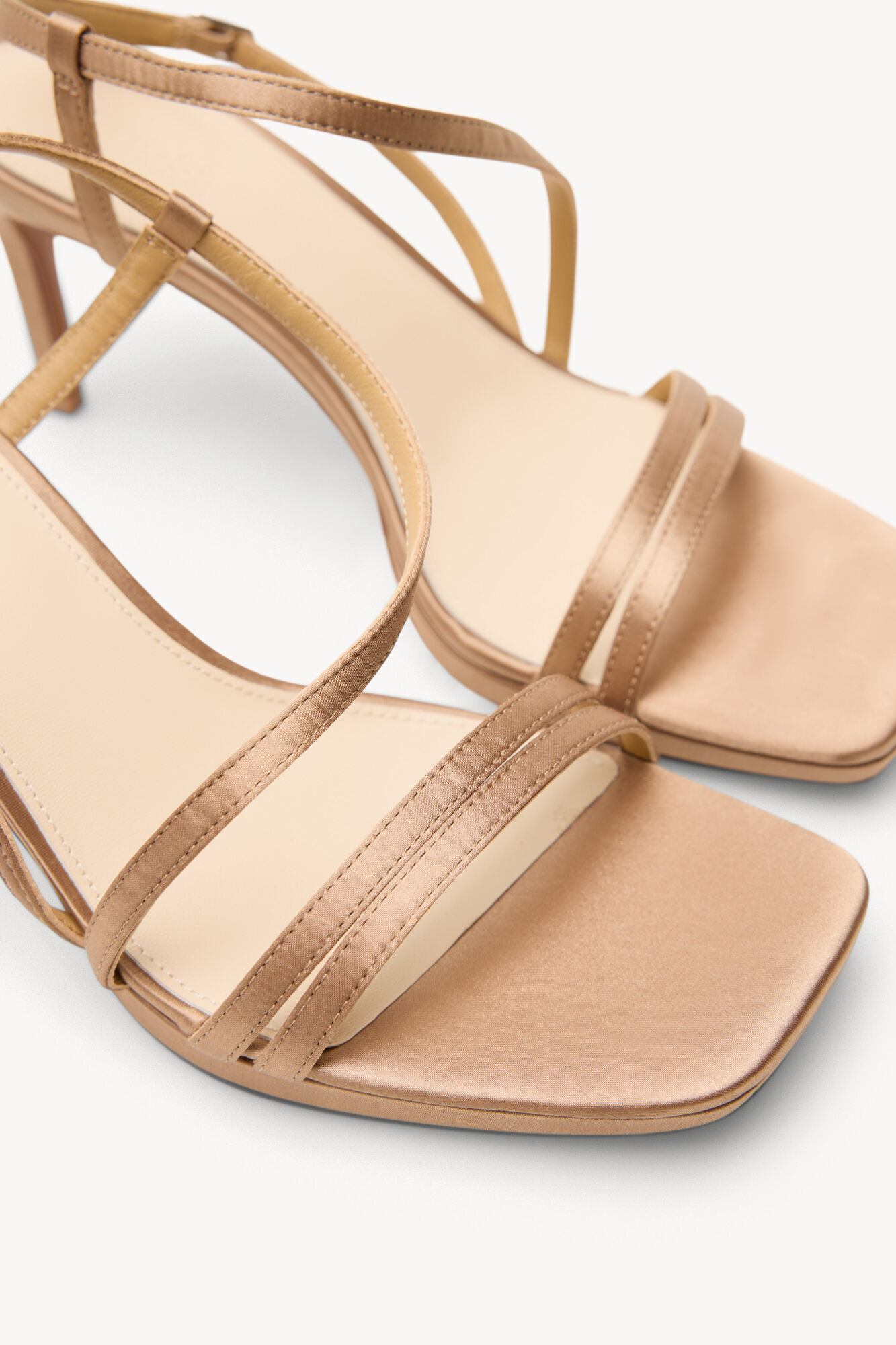 Hoss Intropia M&oacute;nica. Sandalias tac&oacute;n sat&eacute;n Arena