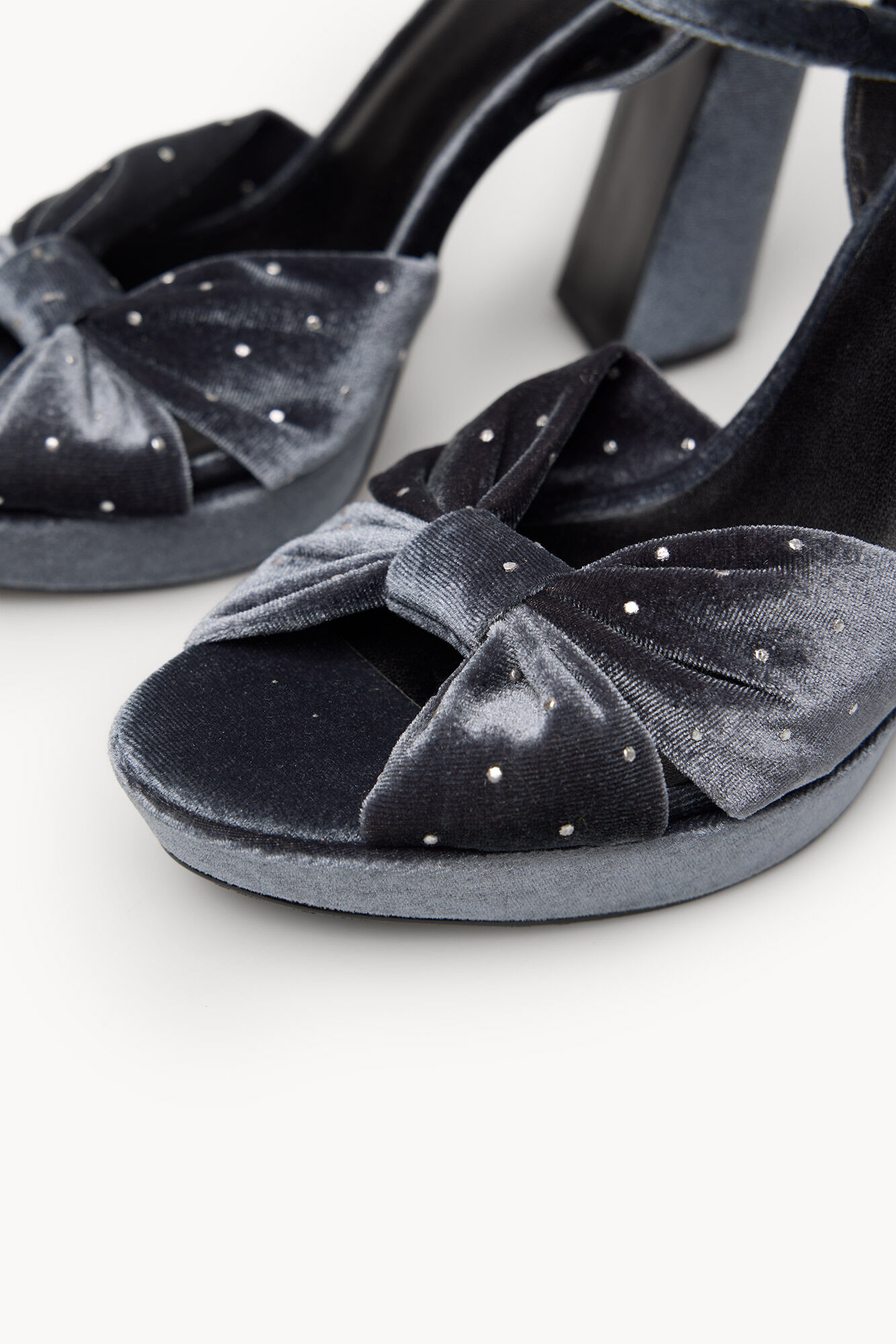 Hoss Intropia Maia. Sand&aacute;lia de salto de veludo Cinzento