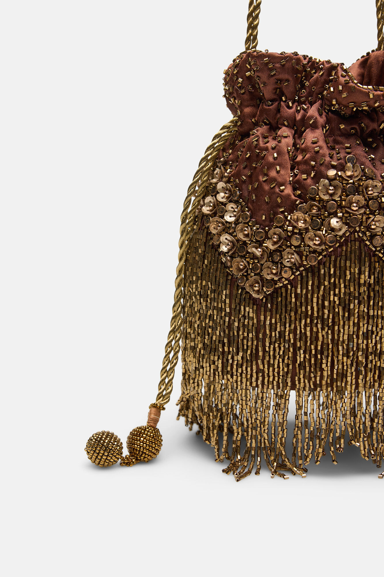 Hoss Intropia Nora. Bucket bag bordada em cetim