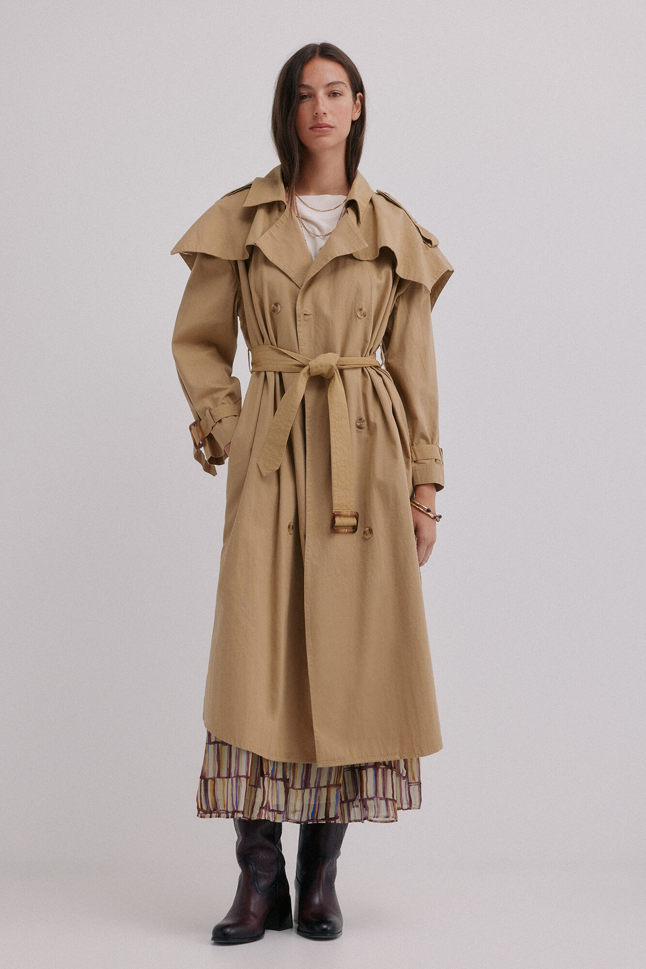 Hoss Intropia Dani&egrave;le. Gabardina bordada Marfil