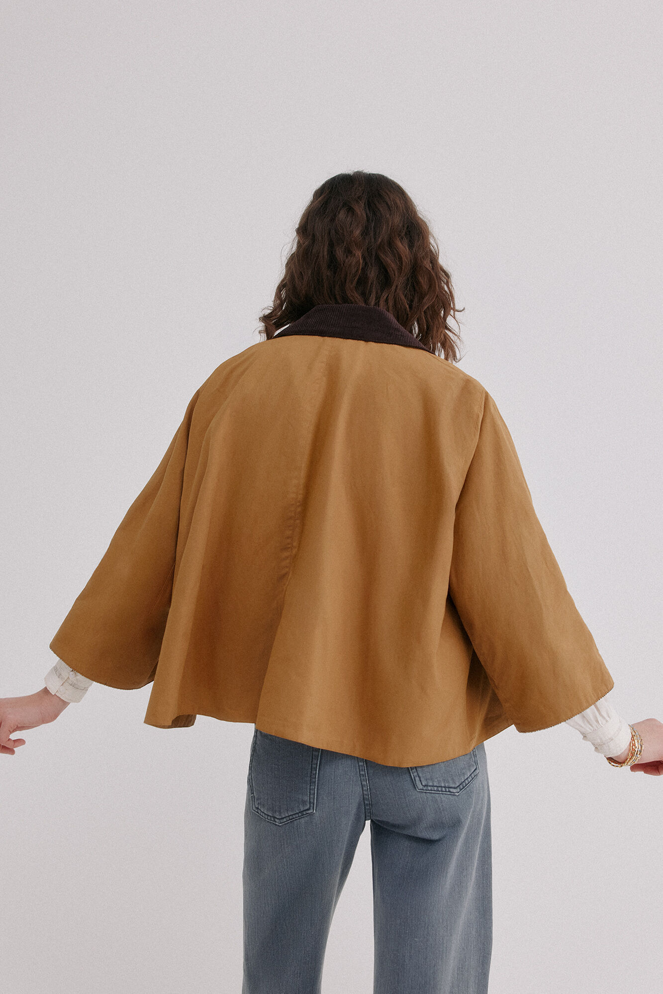 Hoss Intropia Delma. Deportiva tipo capa