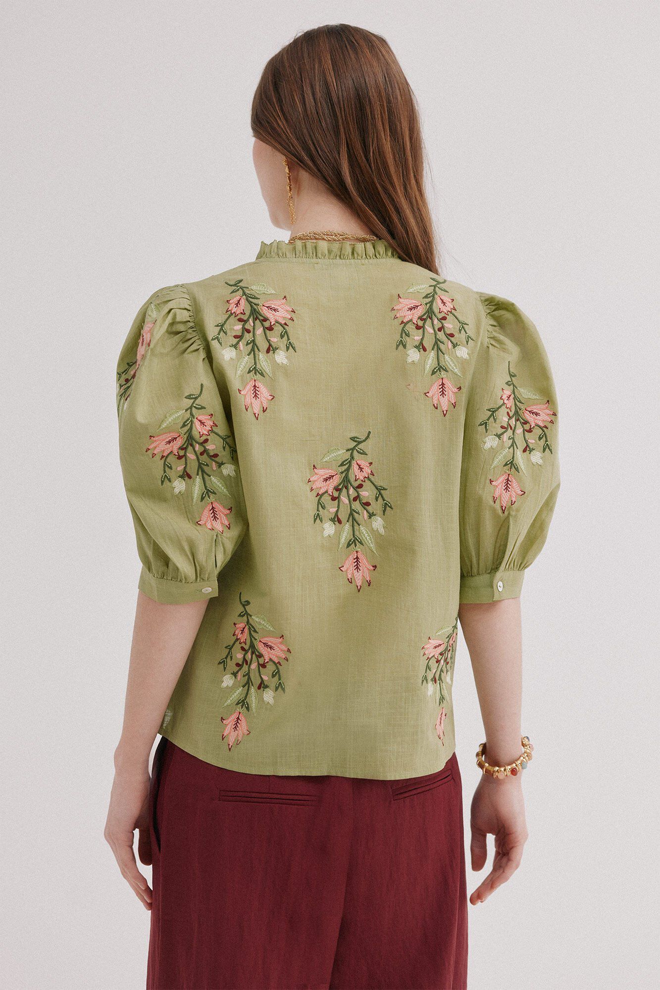 Hoss Intropia Capri. Blusa bordado floral Kaki