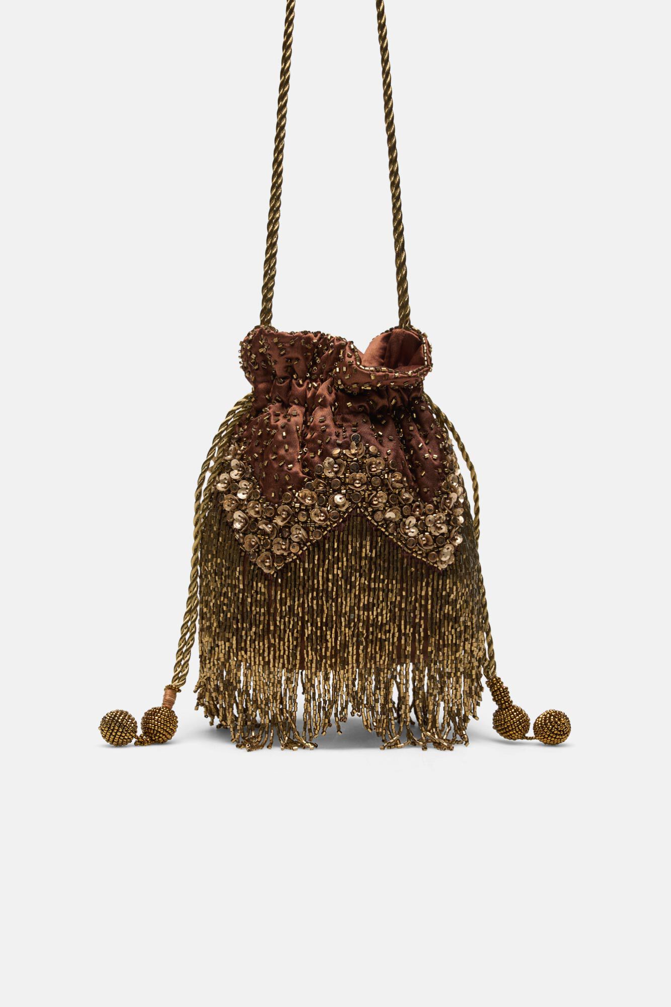 Hoss Intropia Nora. Bucket bag bordada em cetim