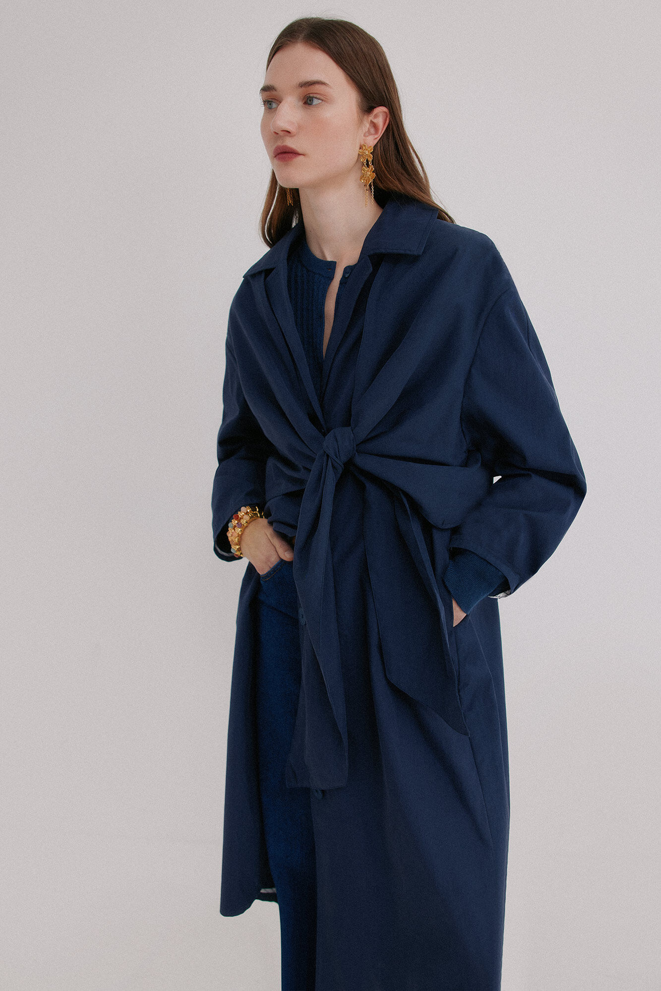 Hoss Intropia Darelle. Gabardina con lazada Azul marino