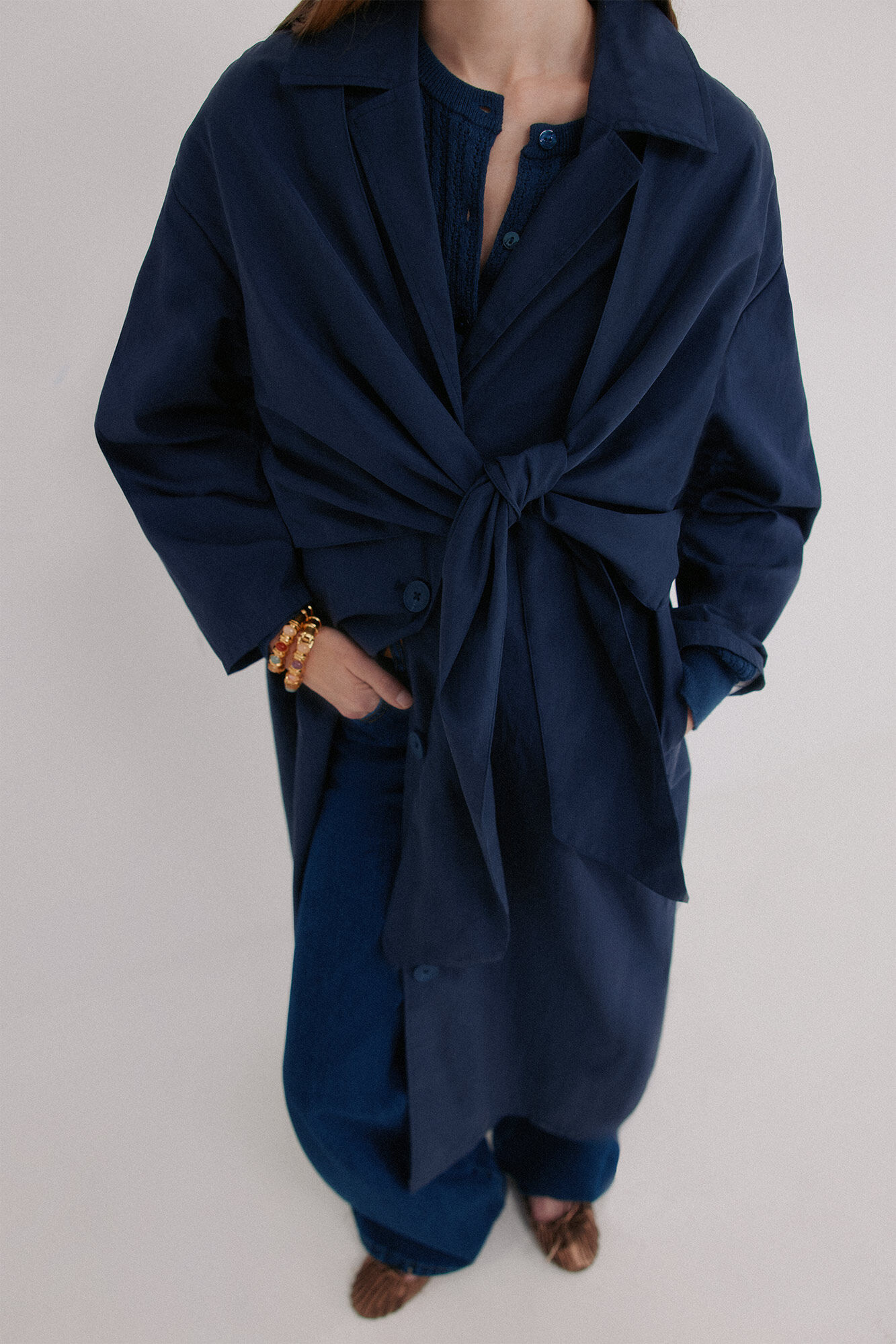 Hoss Intropia Darelle. Gabardina con lazada Azul marino