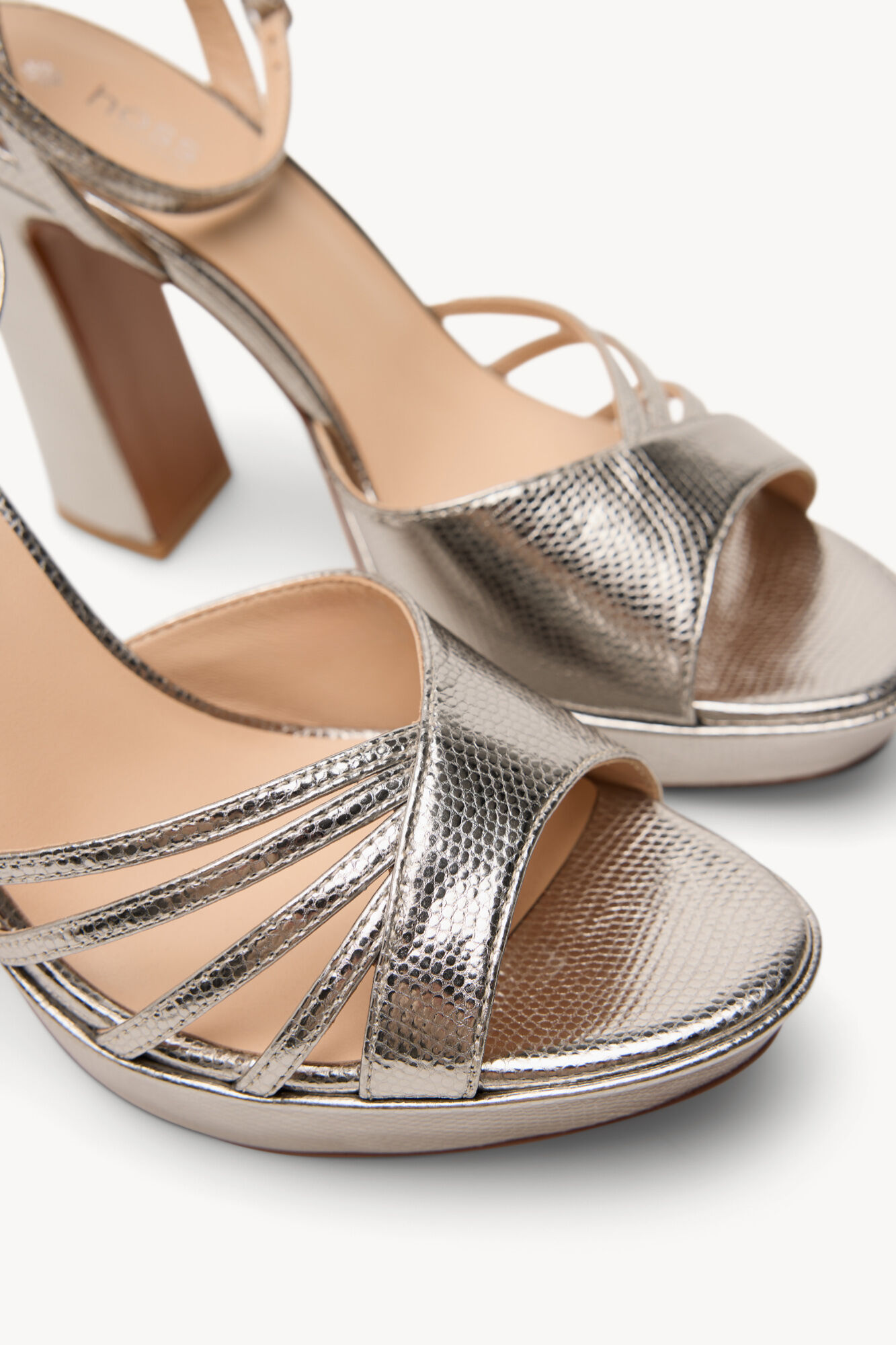 Hoss Intropia Marisa. Sandalias tac&oacute;n piel grabada Gris