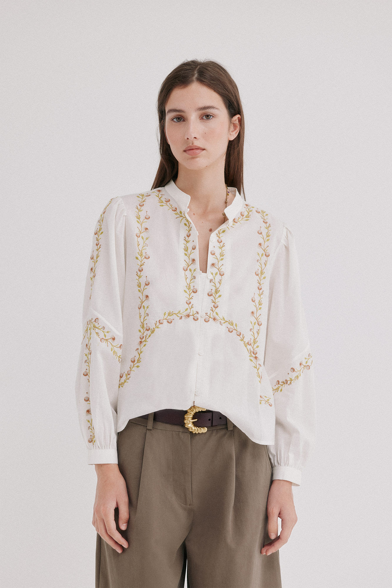 Hoss Intropia Cintya. Camisa bordada
