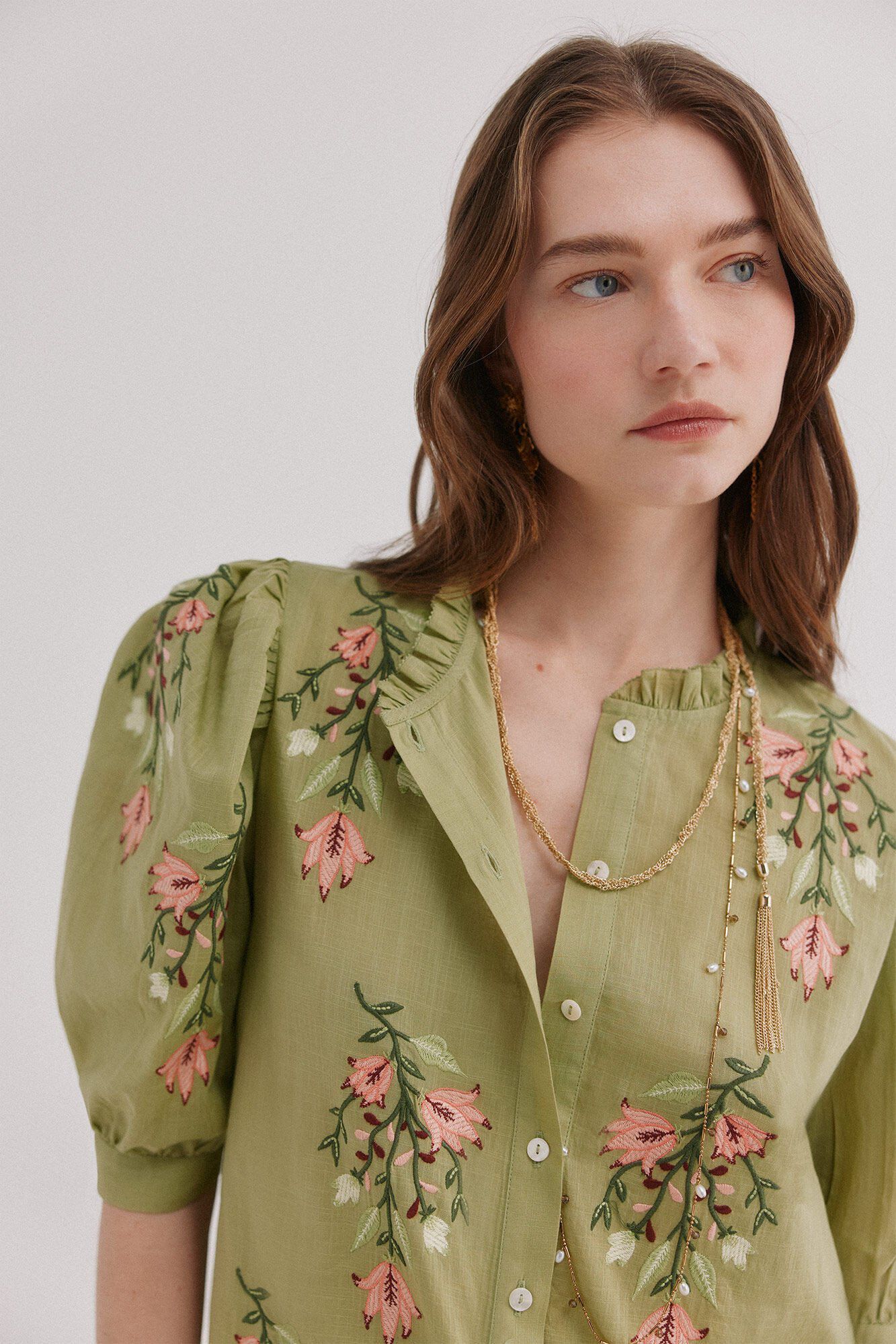 Hoss Intropia Capri. Blusa bordado floral Kaki