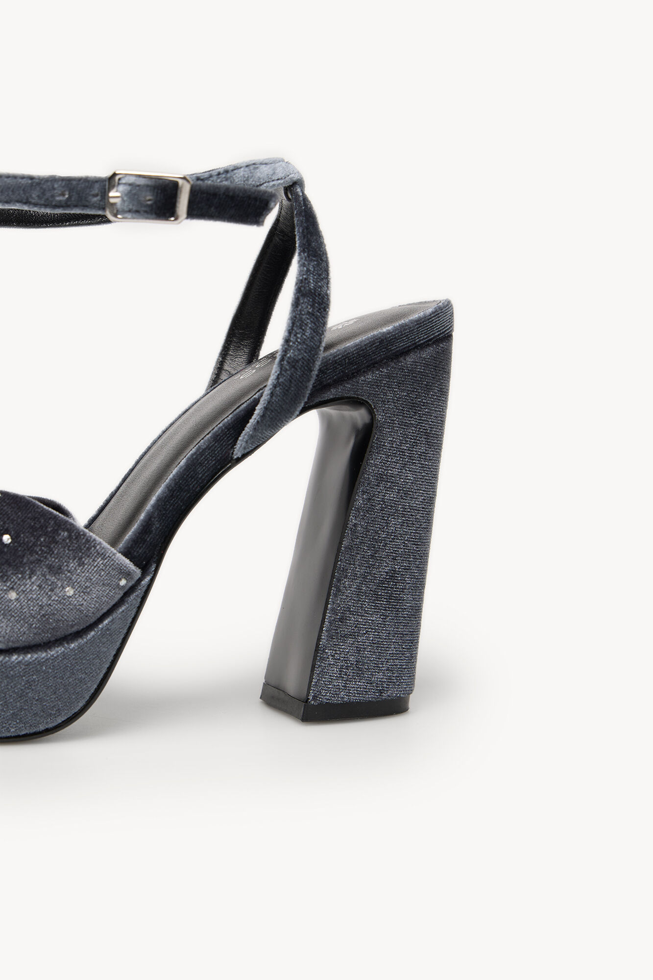 Hoss Intropia Maia. Sand&aacute;lia de salto de veludo Cinzento