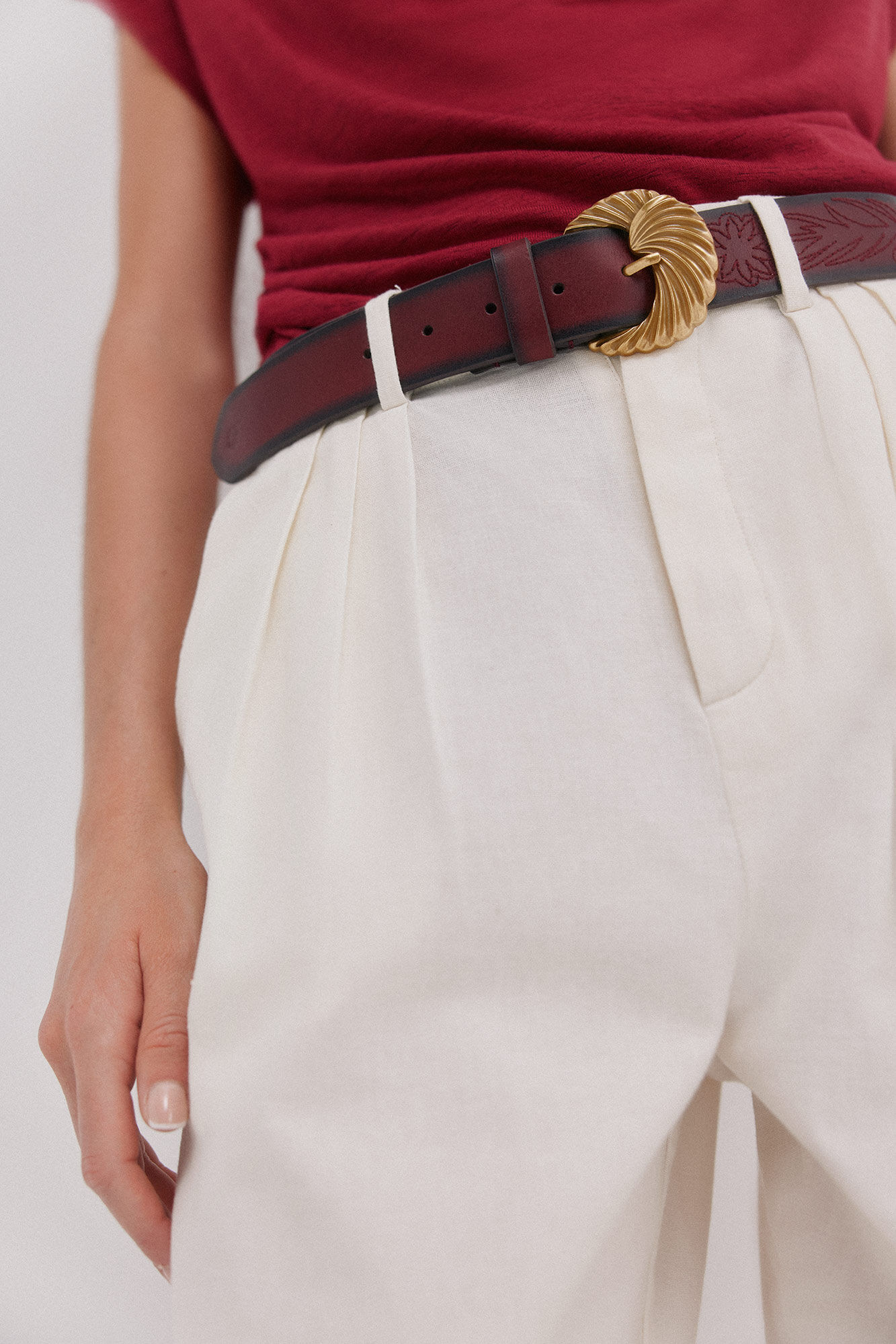 Hoss Intropia Lilit. Cintur&oacute;n piel bordado rojo