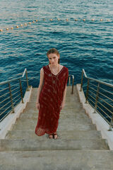 Hoss Intropia Atenea. Vestido largo asim&eacute;trico Granate