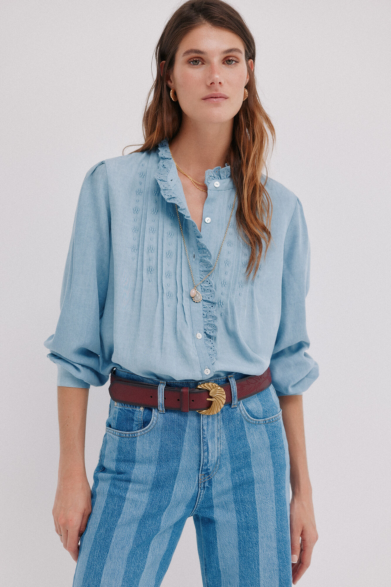 Hoss Intropia Cintia. Blusa con volante en la tapeta