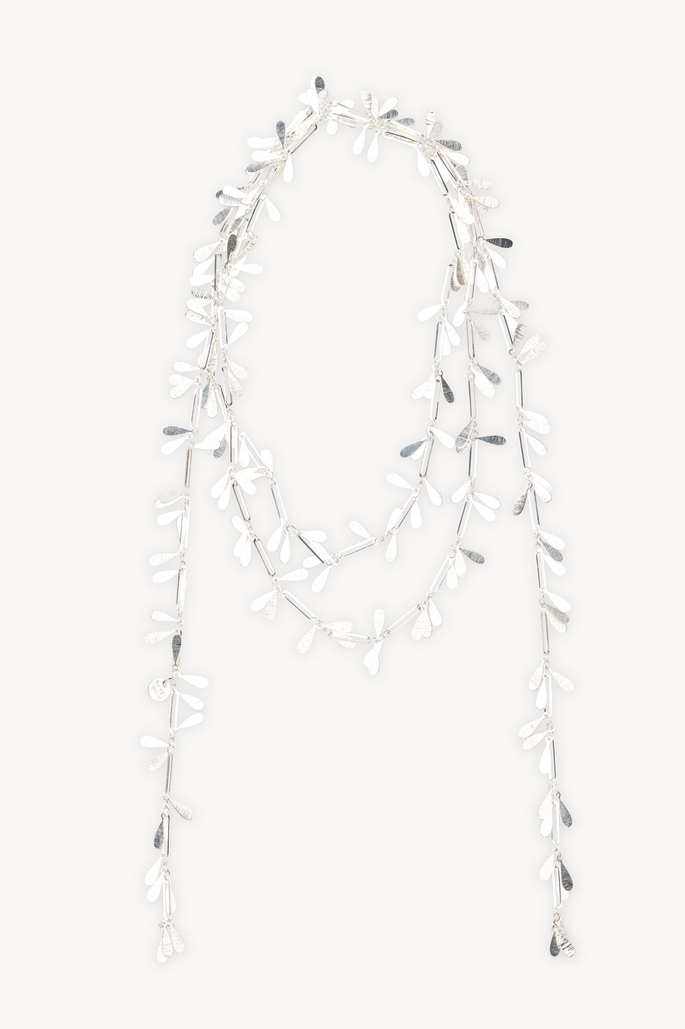 Hoss Intropia Leila. Collar hojas plateadas