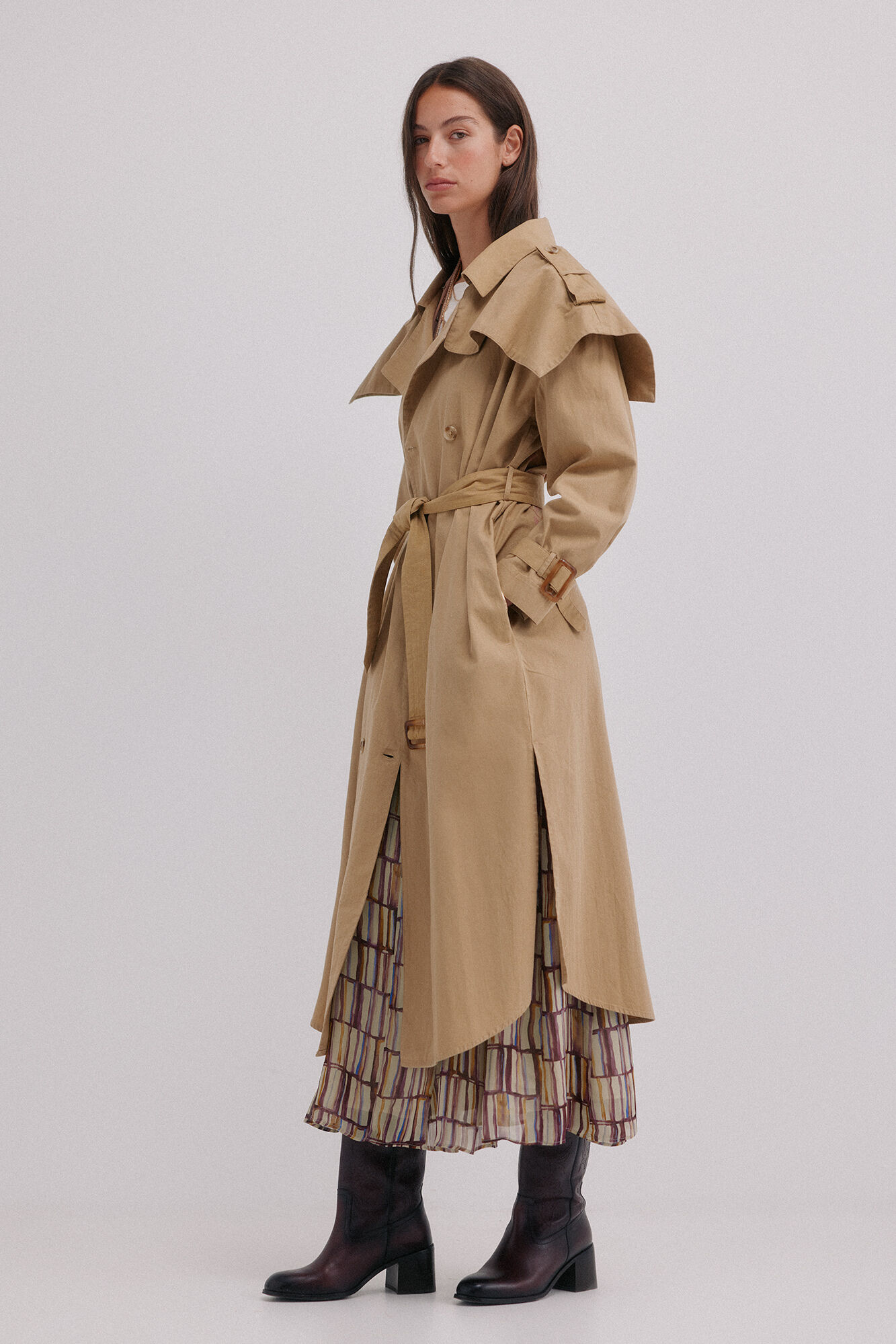 Hoss Intropia Dani&egrave;le. Gabardina bordada Marfil