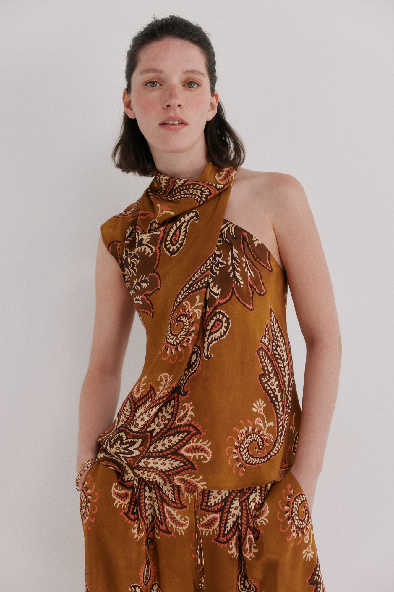 Hoss Intropia Cornelia. Blusa asim&eacute;trica
