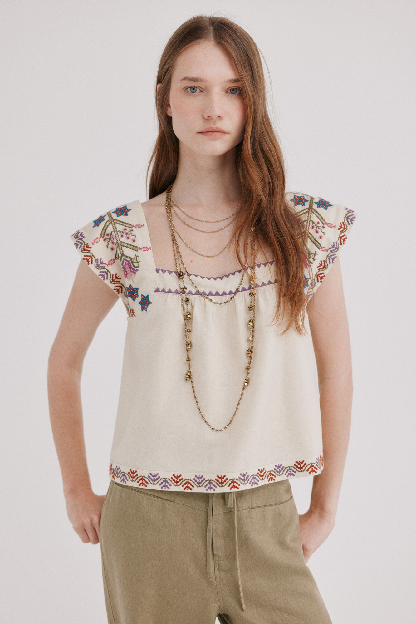 Hoss Intropia Cali. Blusa bordados florales