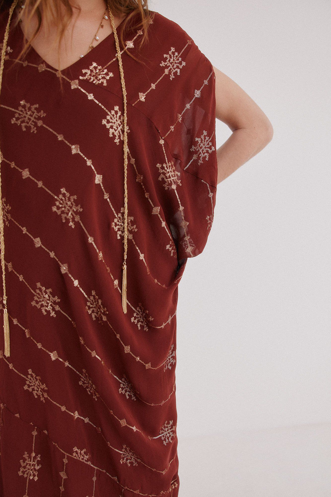 Hoss Intropia Atenea. Vestido largo asim&eacute;trico Granate