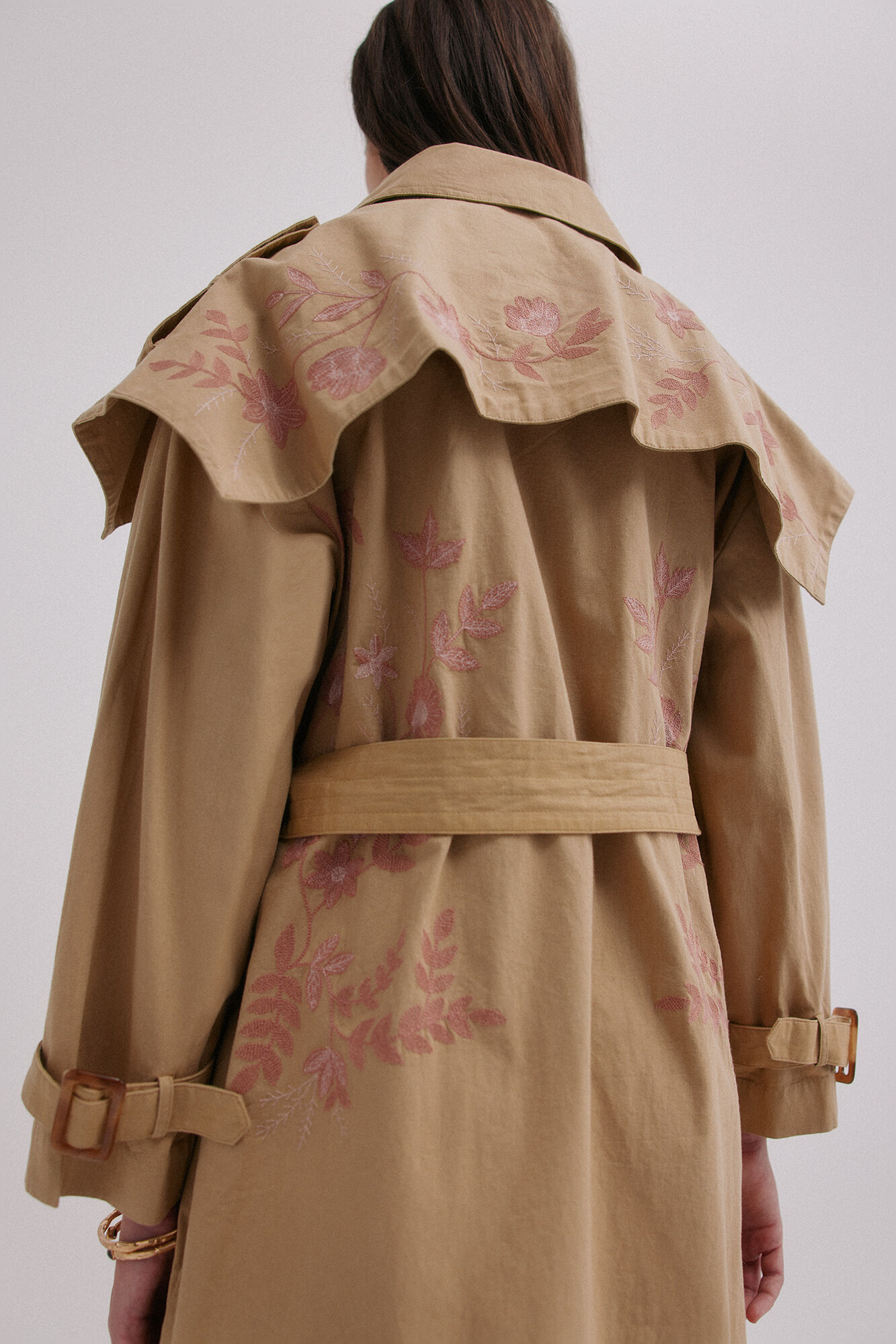 Hoss Intropia Dani&egrave;le. Gabardina bordada Marfil