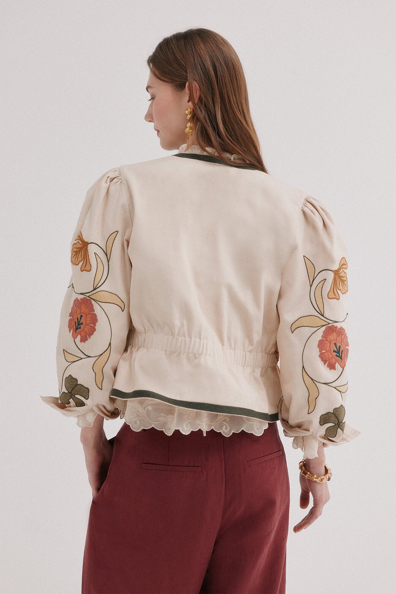 Hoss Intropia Eilana. Chaqueta detalles bordados Marfil