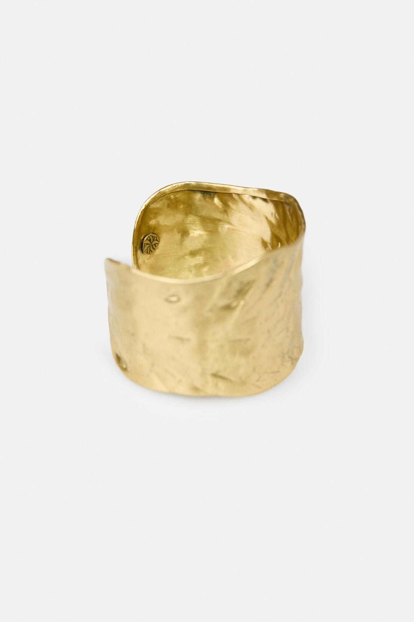 Hoss Intropia Lourdes. Pulseira larga banhada a ouro
