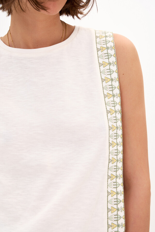 Hoss Intropia Tabina. Embroidered cotton T-shirt Ivory