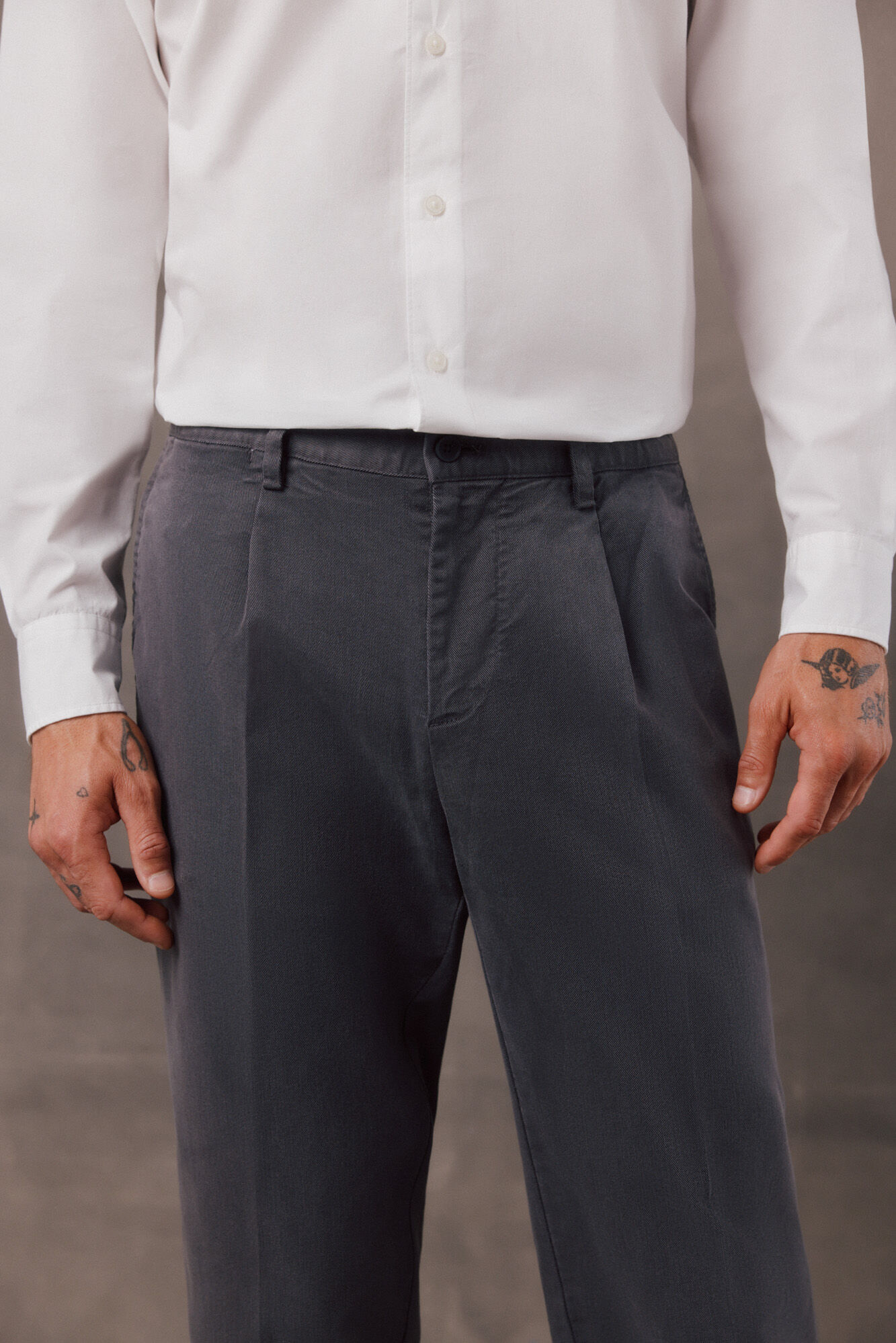 OOTO Cal&ccedil;a de fato coordenado em sarja Cinzento