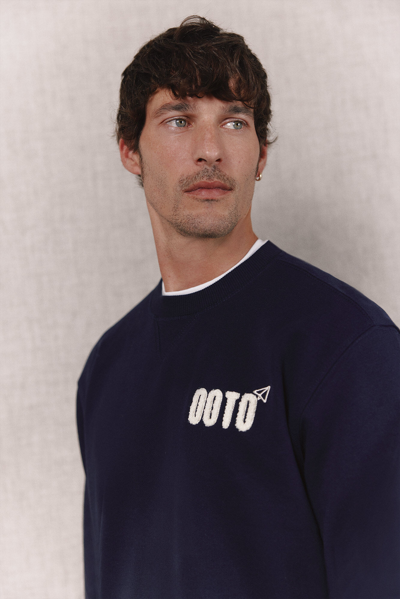 OOTO Sweatshirt com logo bordado gola caixa