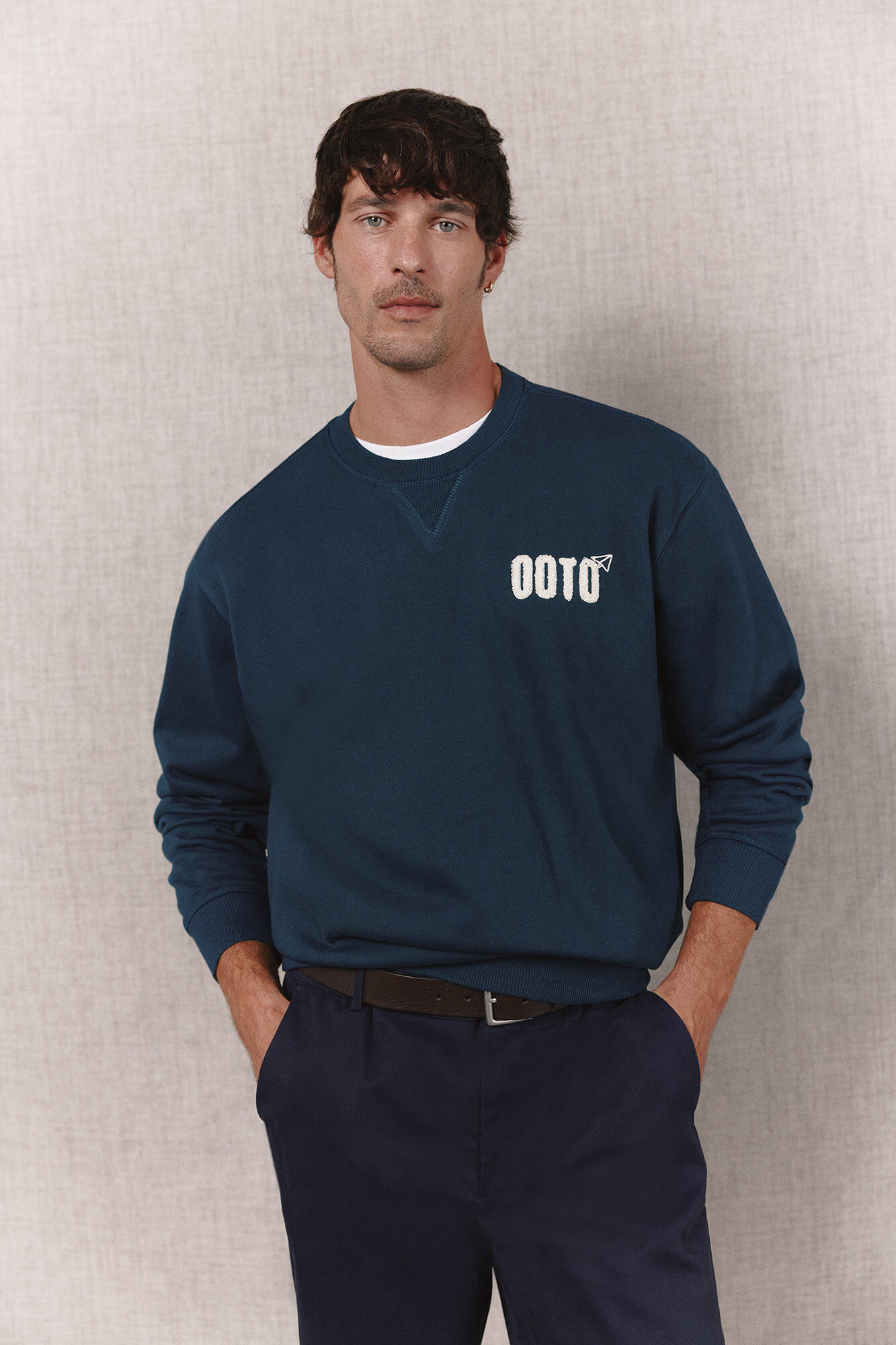 OOTO Sweatshirt com logo bordado gola caixa