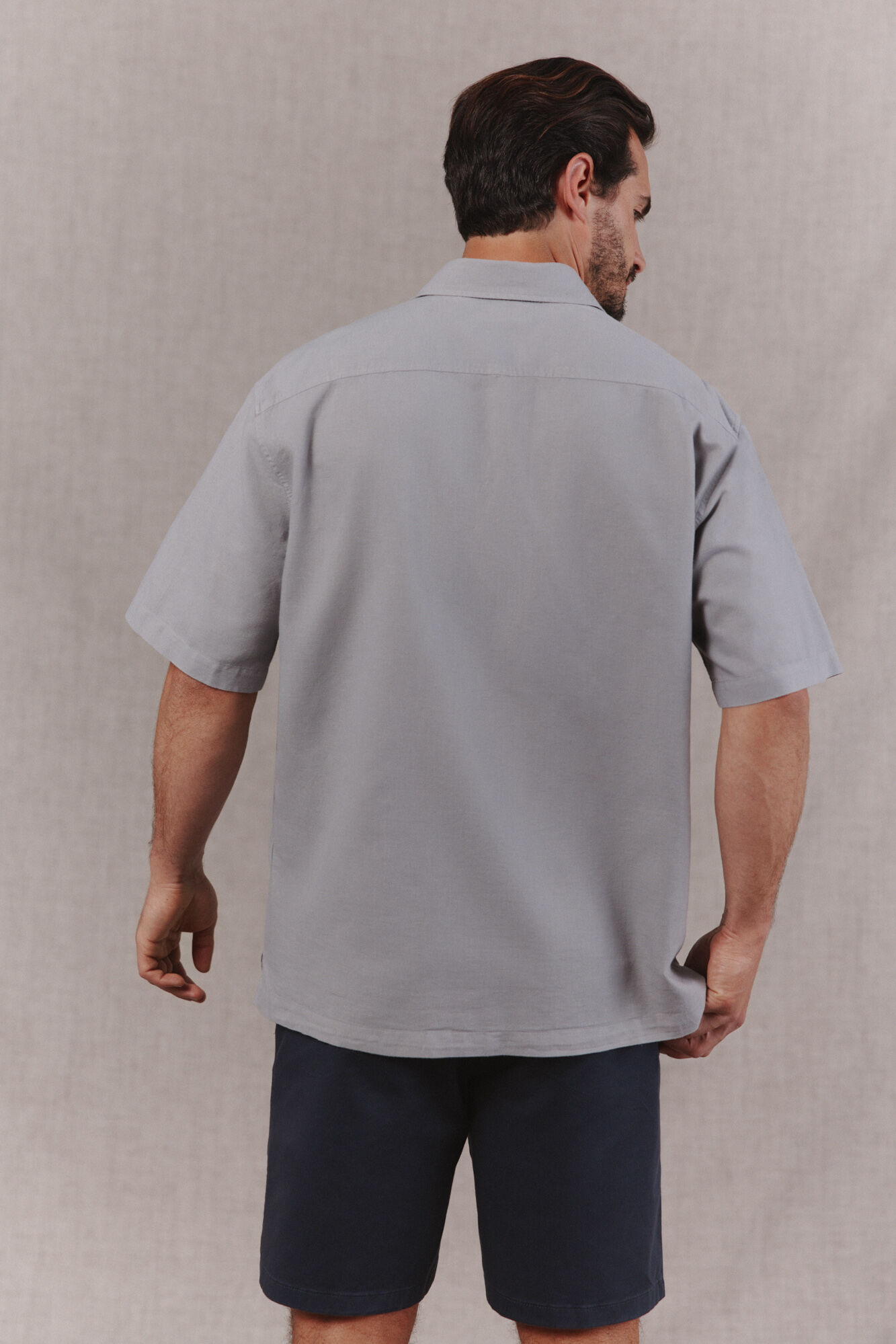 OOTO Camisa em algod&atilde;o e linho lisa de manga curta Cinzento
